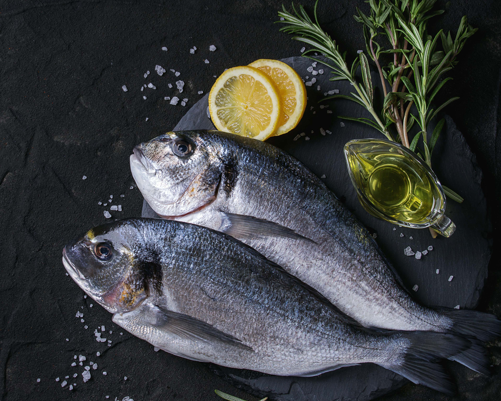Fische mit Olivenöl, Zitronen und Rosmarin