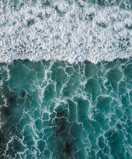 blaues Wasser mit Meereswellen