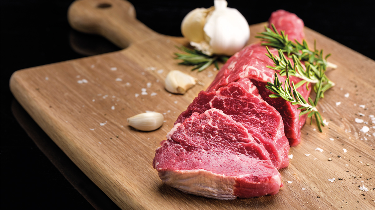 Geschnittenes Fleisch auf einem Schneidebrett