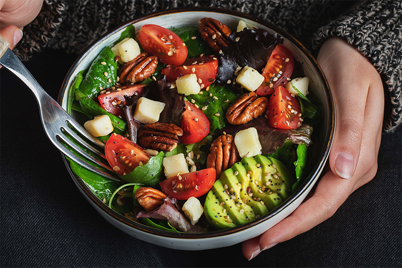 Salatschüssel mit Tomaten, Avocado, Feta