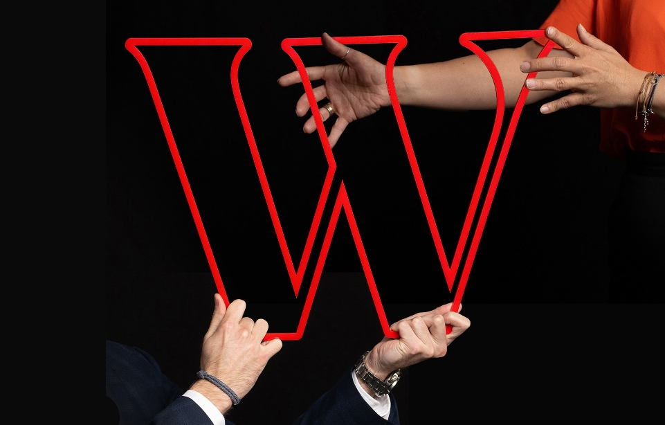 Hände halten das Wedl W