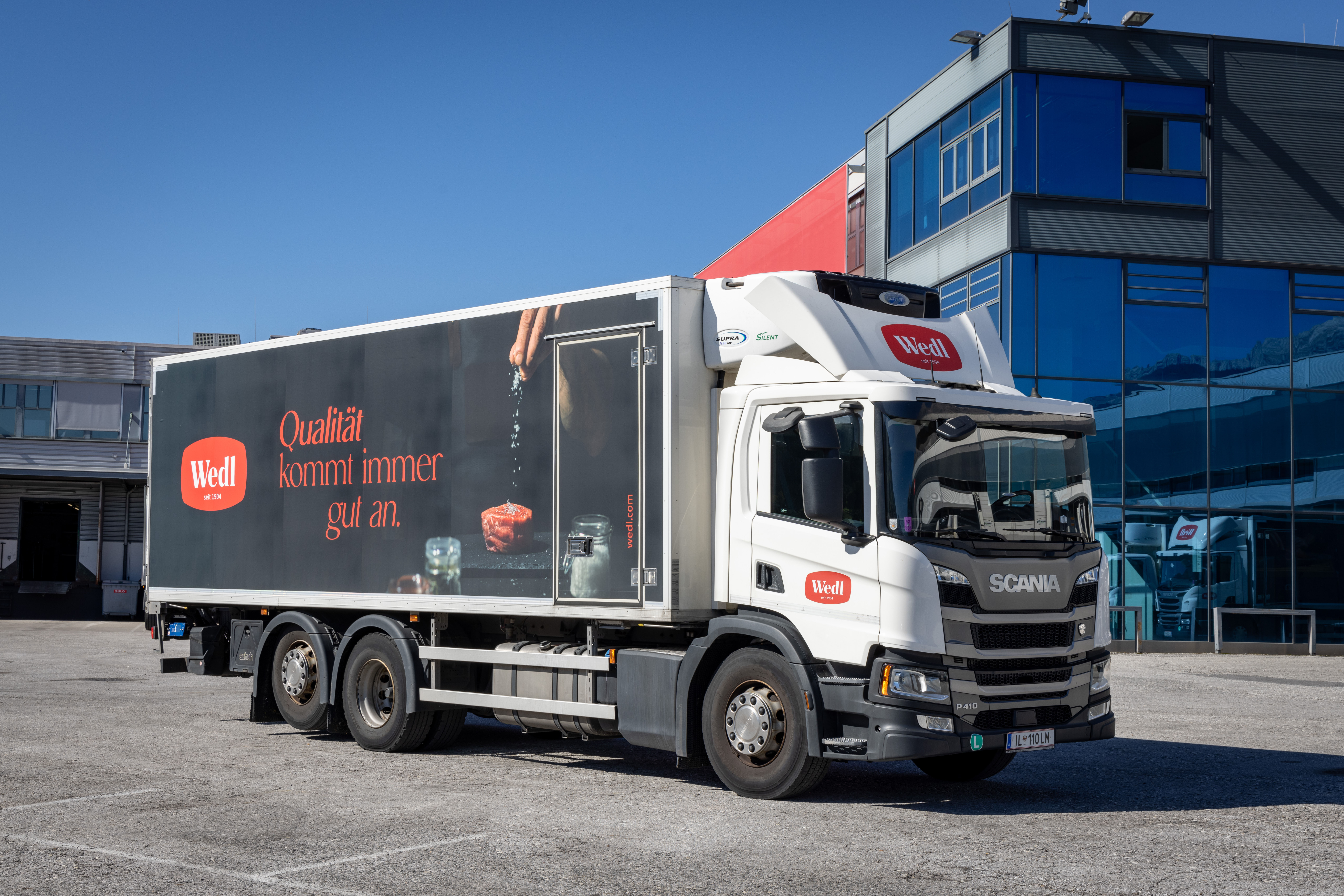 Wedl LKW vor Wedl Zentrale in Mils