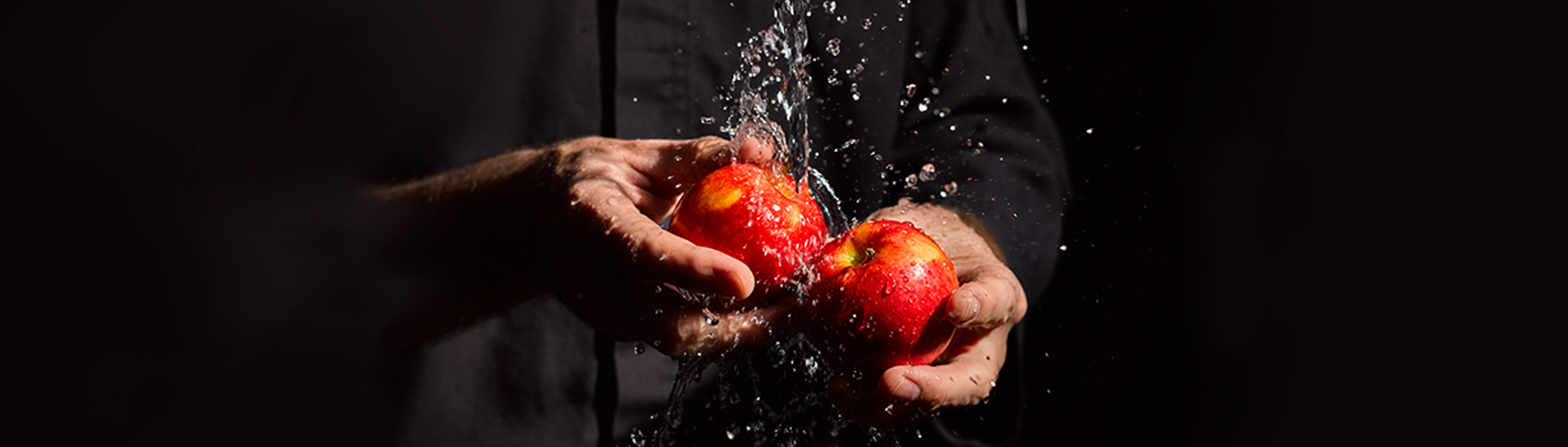 Banner Apfel mit Hand und Wasser
