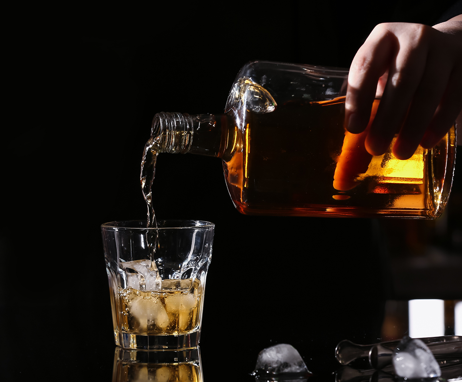 Rum einschenken in ein Glaß