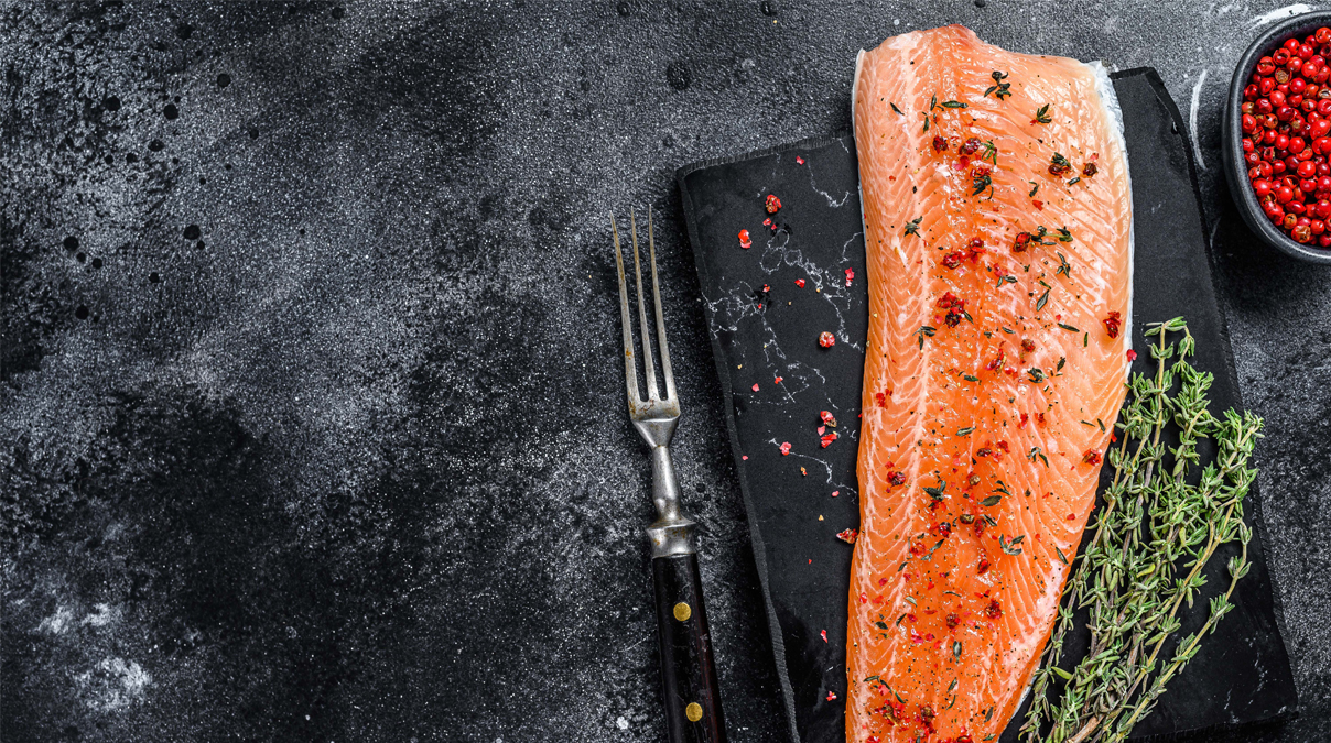 Servierter Lachs auf einer Steinplatte