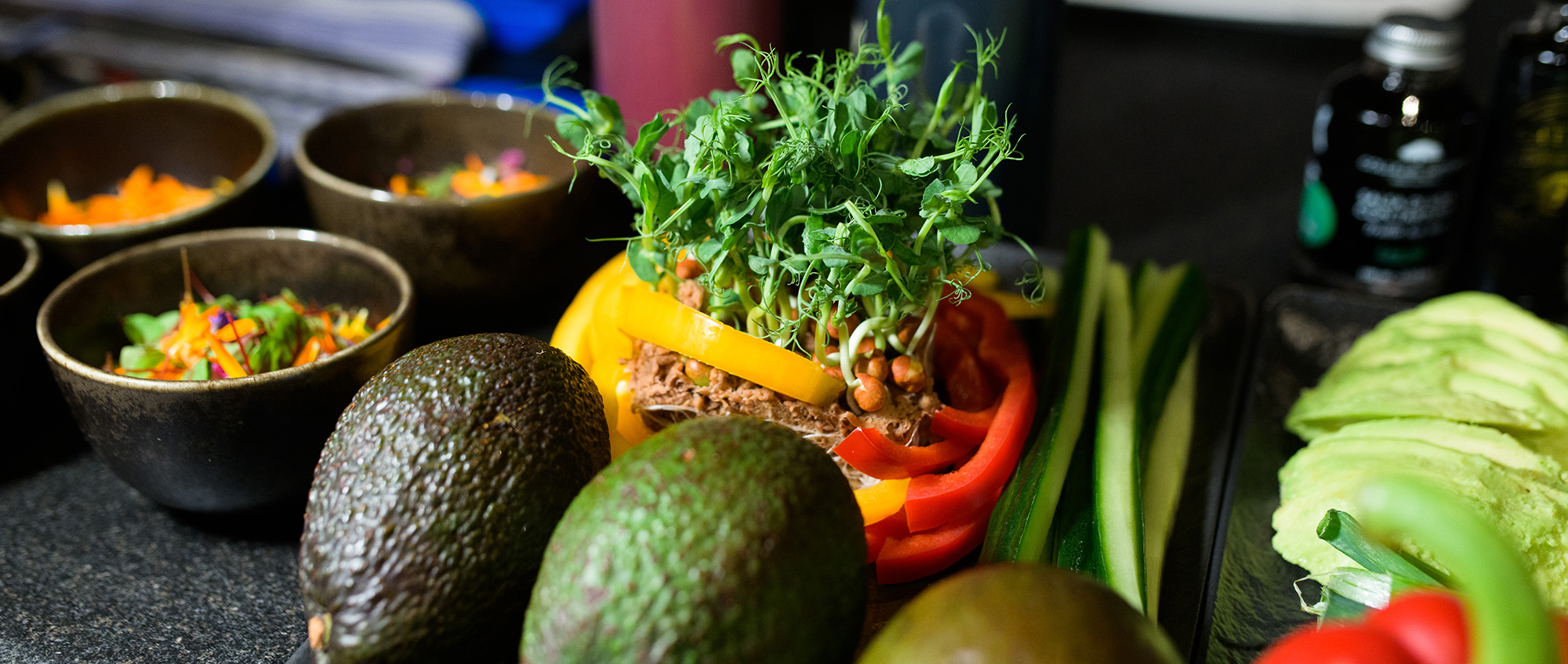 Tisch mit Avocado, Paprika, Salat