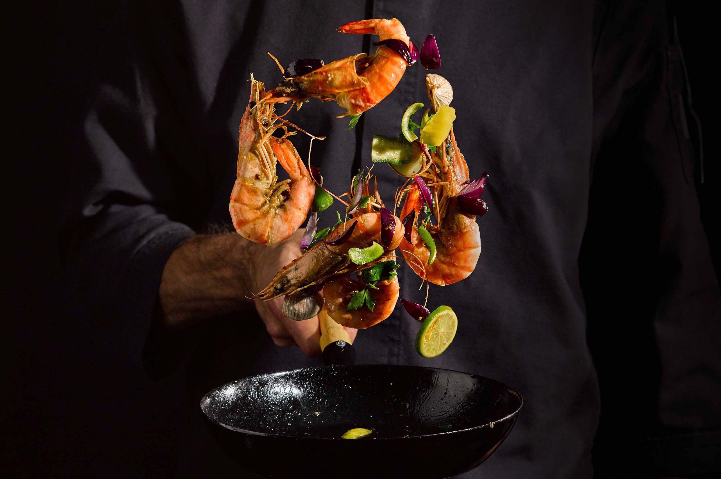 Scampi und Shrimps anbraten in einer Pfanne