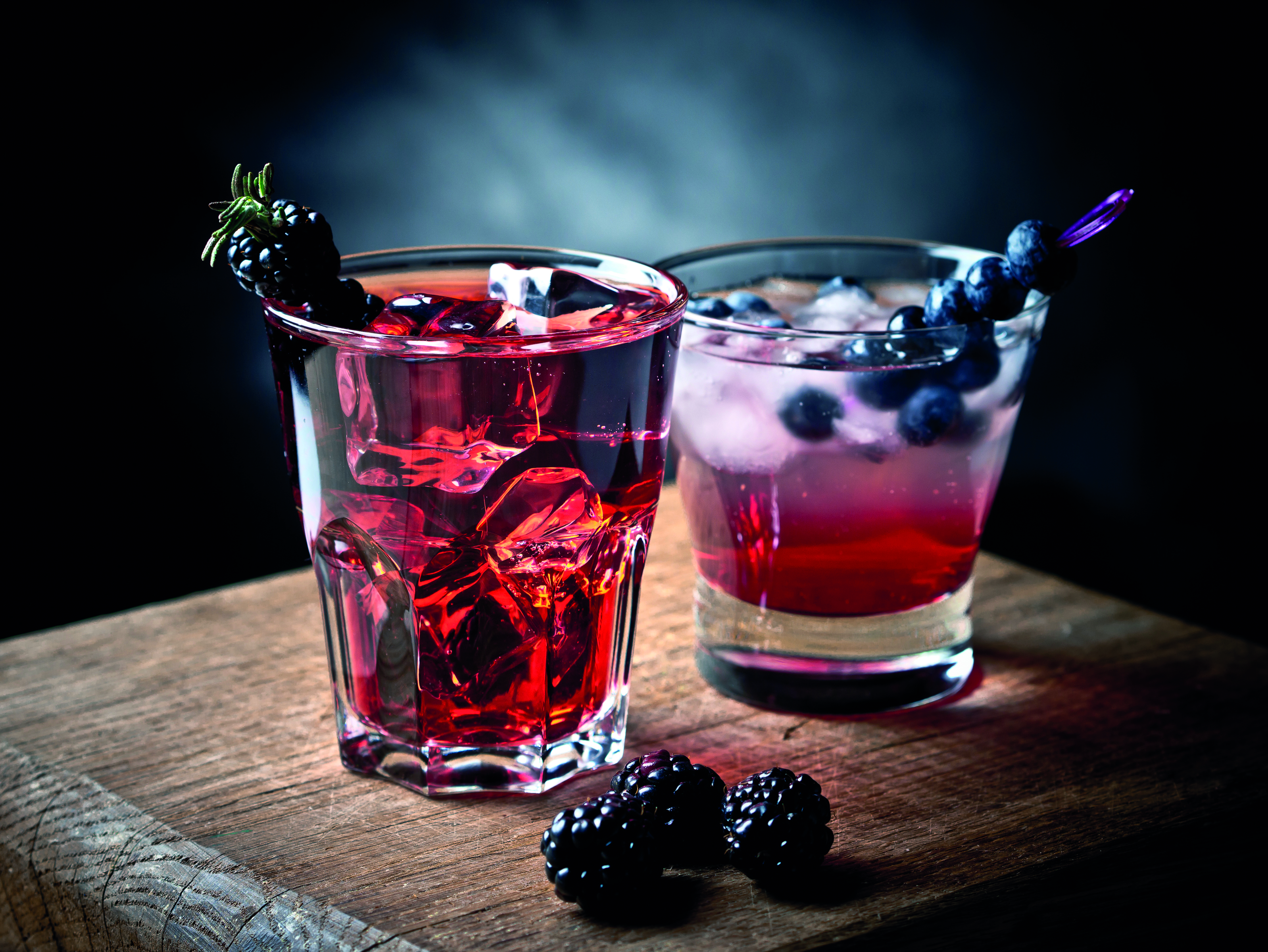 Ein Gin Mischgetränk mit Brombeeren