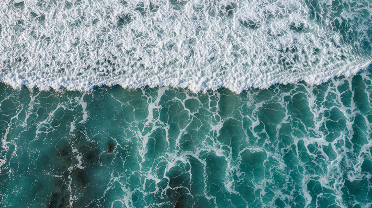 blaues Wasser mit Meereswellen
