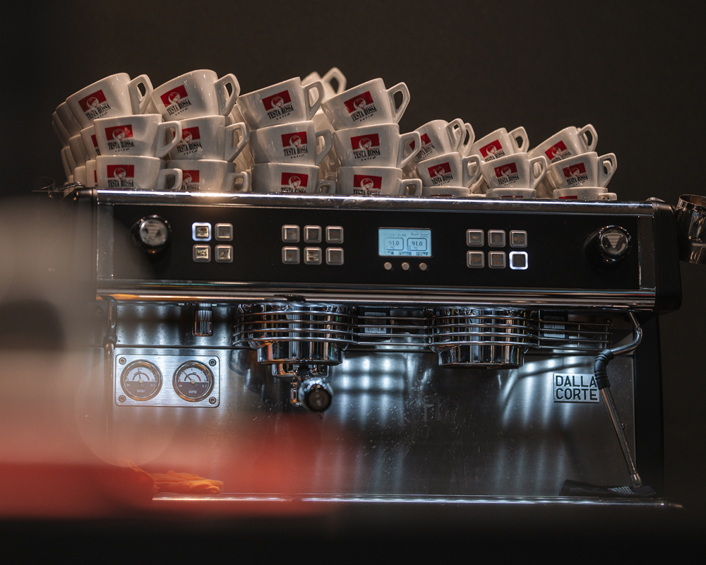 Kaffeemaschine mit Testa Rossa Kaffeetassen