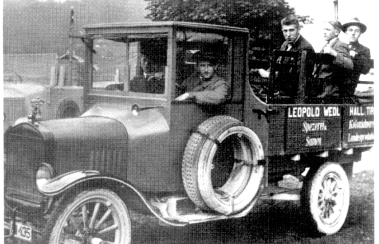 Erster LKW in Hall von Wedl