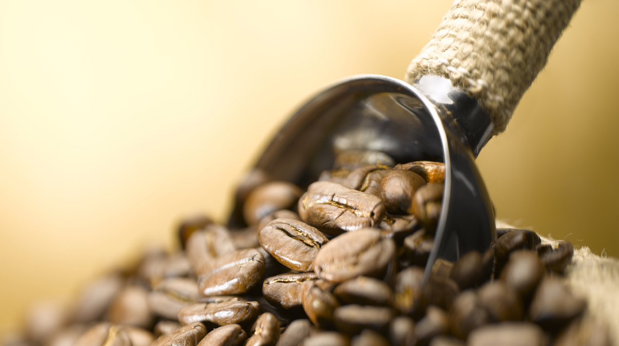 Kaffeebohnen mit Kaffeeschaufel