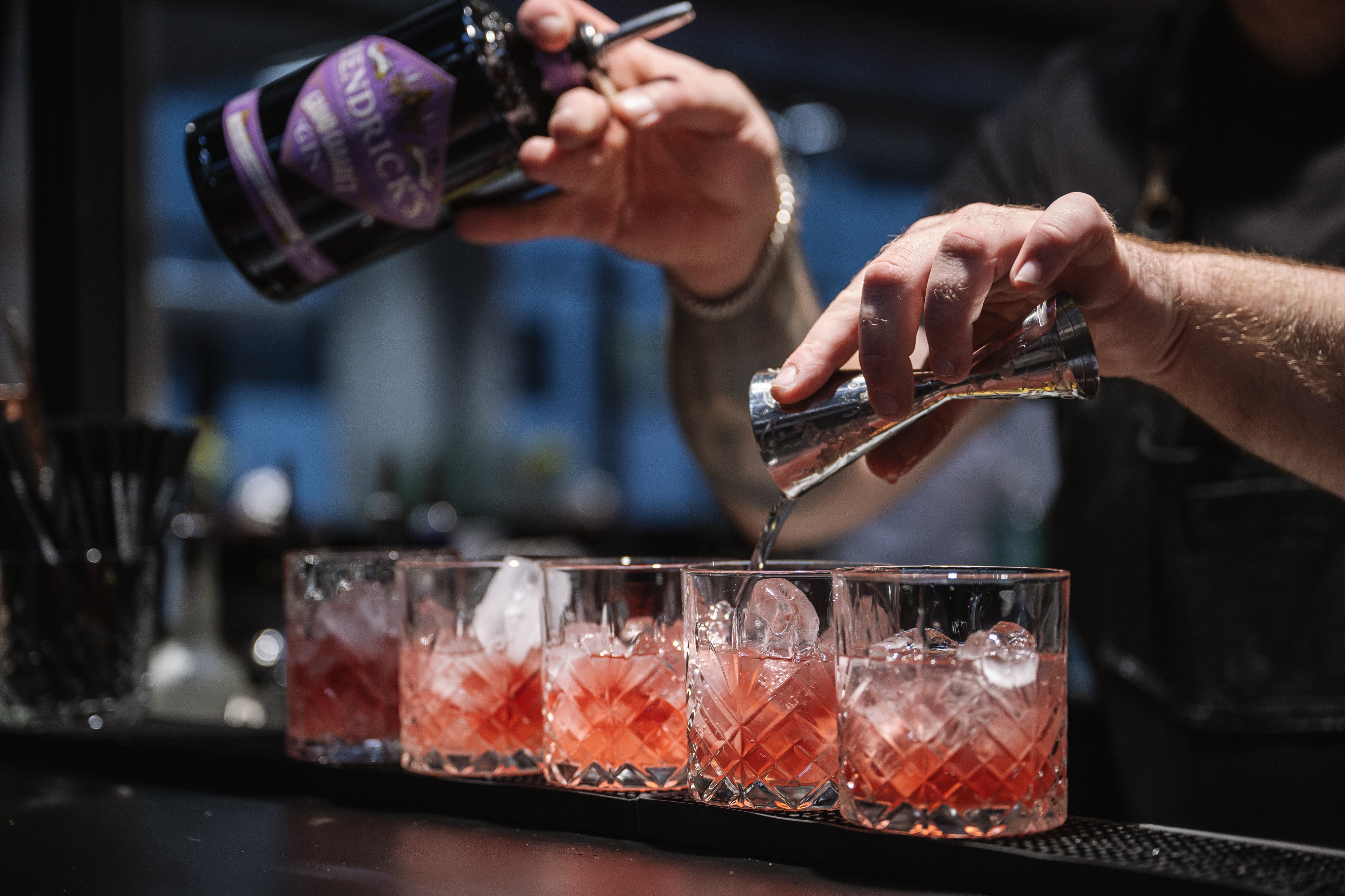 Barkeeper mischt einen Gin Tonic