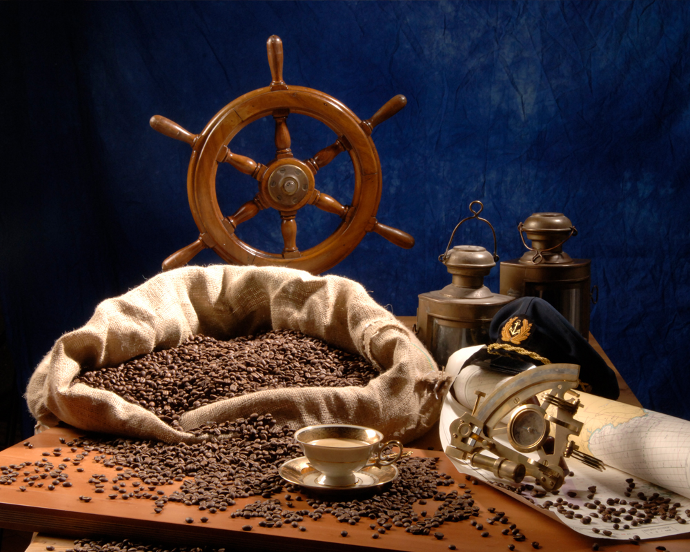 Kaffeebohnen auf Tisch mit Seefahrtslook