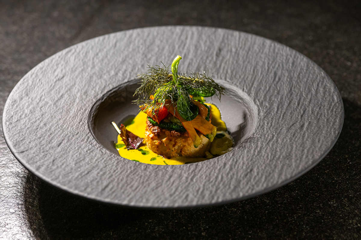 Gourmet Gericht in einem schwarzen Teller